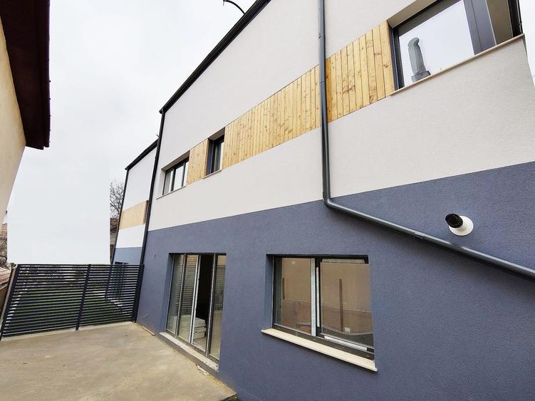 Casa cuplata, noua, intr-o zona de case- linistita,in Dambul Rotund