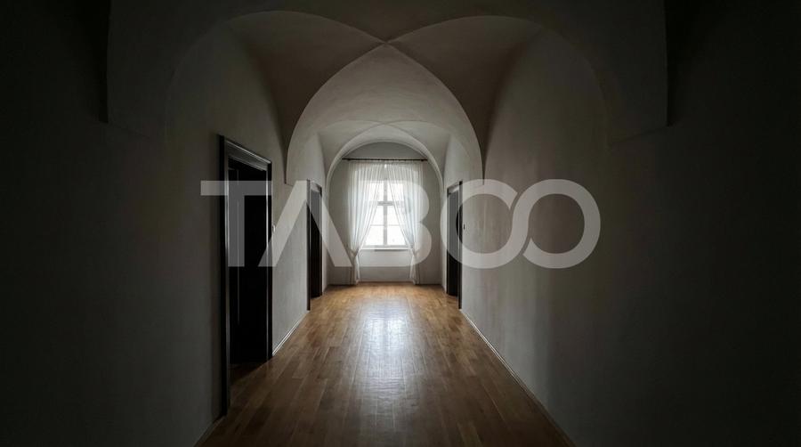 Apartament de vanzare 2 camere 81mpu + pivnita si pod Centrul Istoric