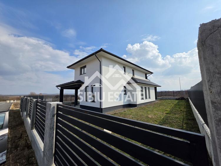 Casa individuala ,cu carport si pivnita, Calea Cisnadiei