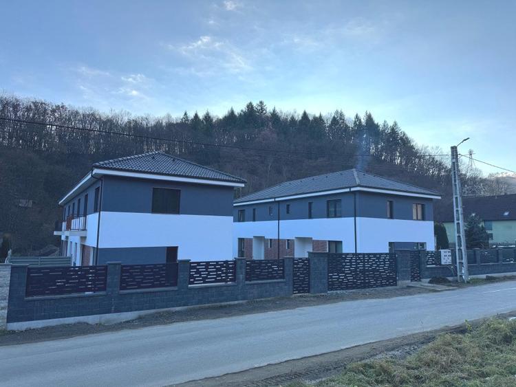 Ansamblu de case de vanzare Floresti zona Tauti finalizat