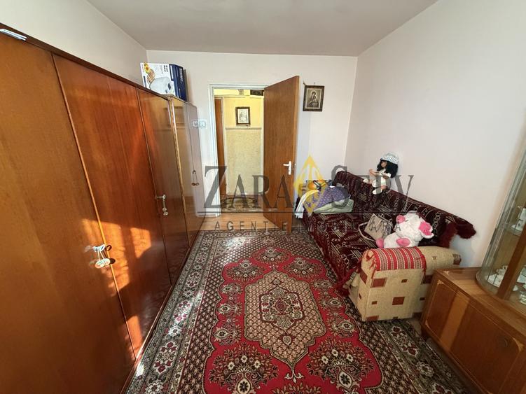 Apartament de vanzare 3 camere zona Podul Inalt
