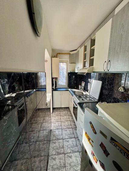 3 Camere Podu Ros 81 000 EUR (negociabil) Etaj 2/4