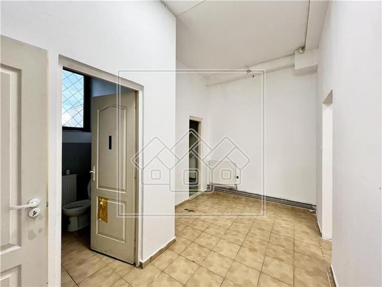 Spatiu comercial cu vitrina la strada - 177 mp - finisat la cheie
