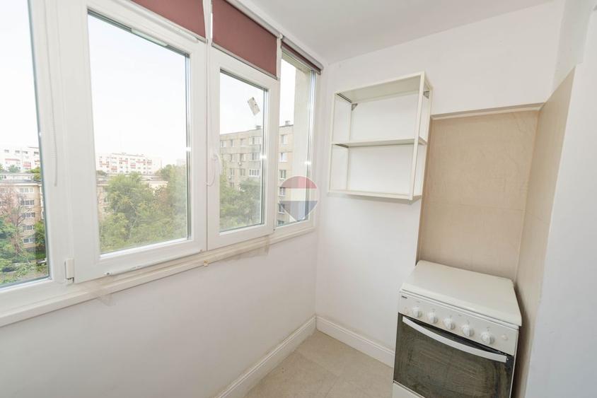 Apartament 3 camere de vanzare, balcon, renovat, Berceni, sector 4