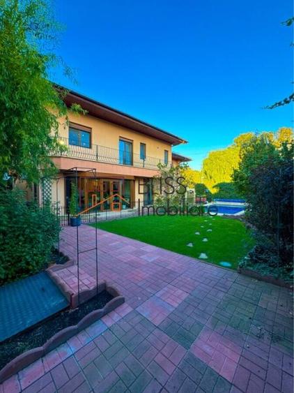 Vilă 8 camere cu piscină solară, garaj dublu și grădină