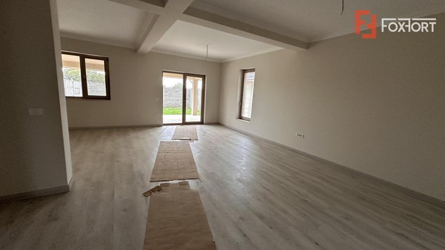 Duplex de vanzare cu 5 camere, despartit prin garaj, zona Giroc