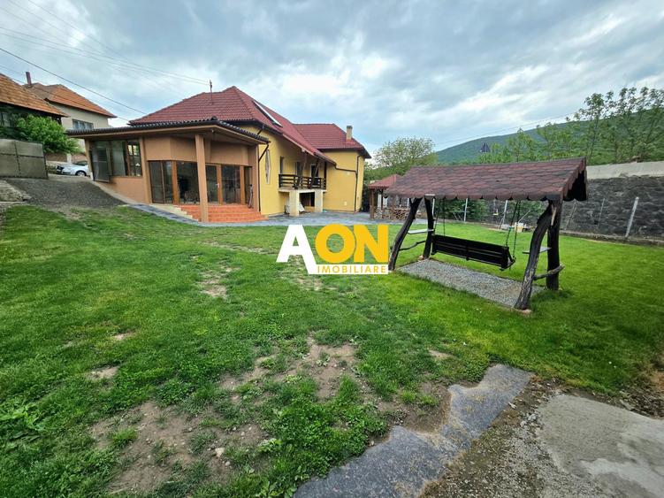 Casă Individuală, 1715mp Teren, Ampoița