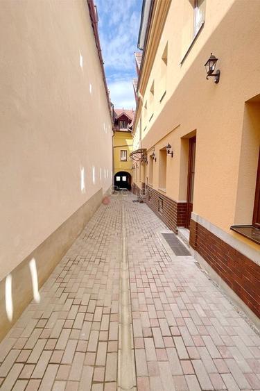 Pensiune de 15 camere in Centrul Istoric la 400m de Piata Sfatului