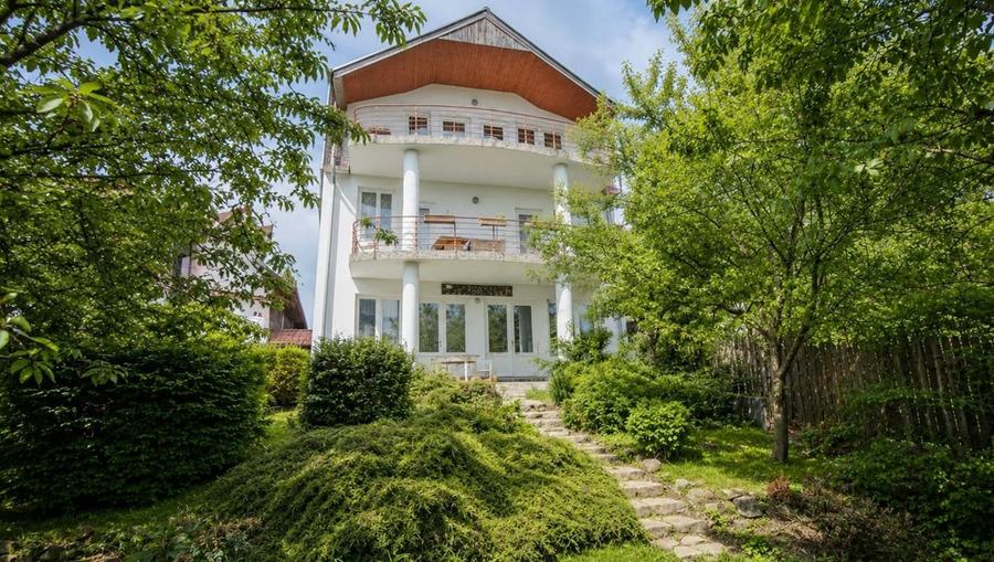 Cladire cu potential, teren 539mp,  12 camere, zona Gruia