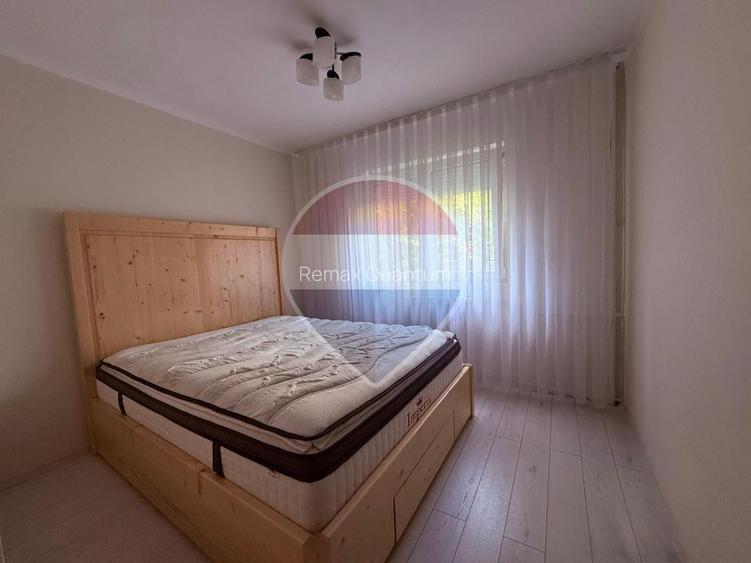 De vânzare apartament 3 camere  Zona Universității, Str Ronald Reagen - 8