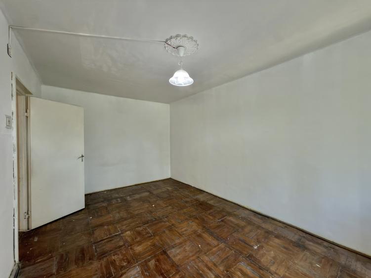 Apartament 2 camere, decomandat, etaj 2, zona Sagului