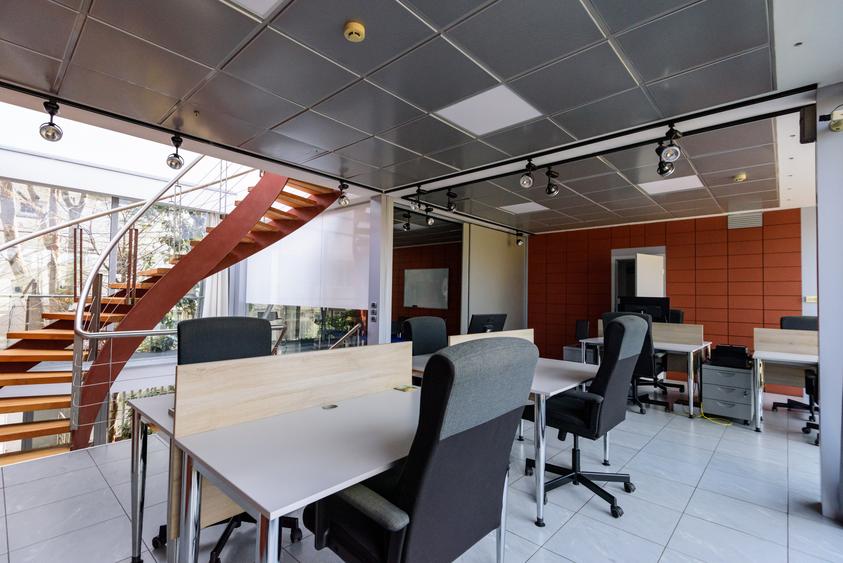 Sediul Administrativ Premium – 225 mp Utili, Compartimentare Modulară din Sticlă