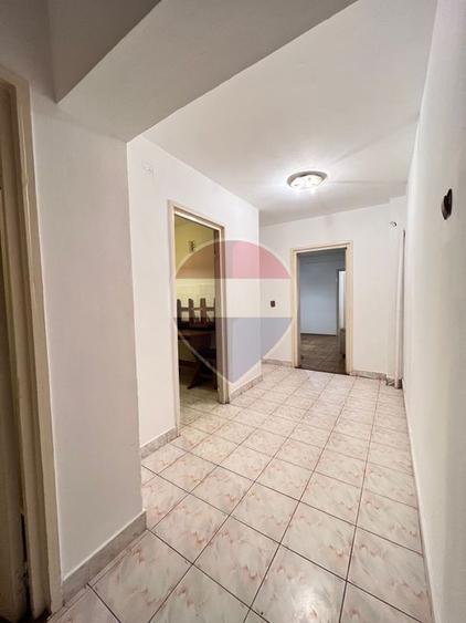 Apartament cu 3 camere de închiriat în zona Bancilor