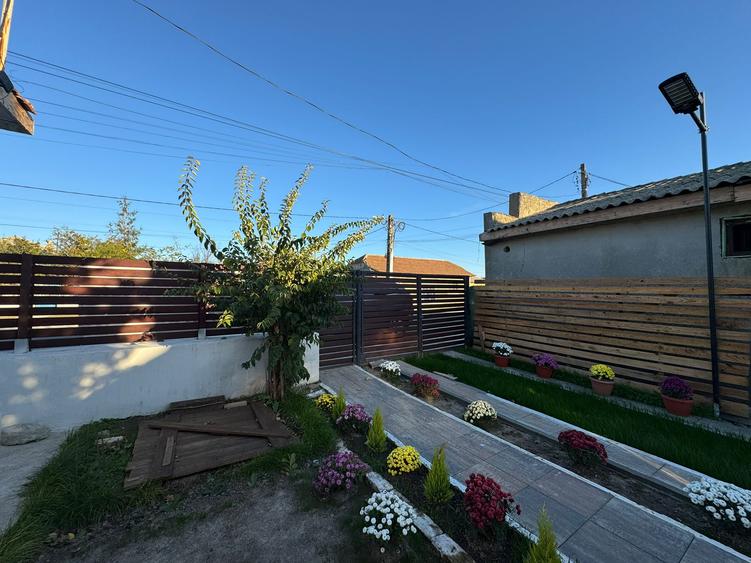 Casă de vânzare în Corbu – deschidere la strada principală!