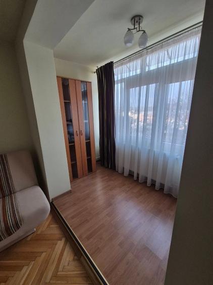 Vand apartament cu 4 camere si garaj