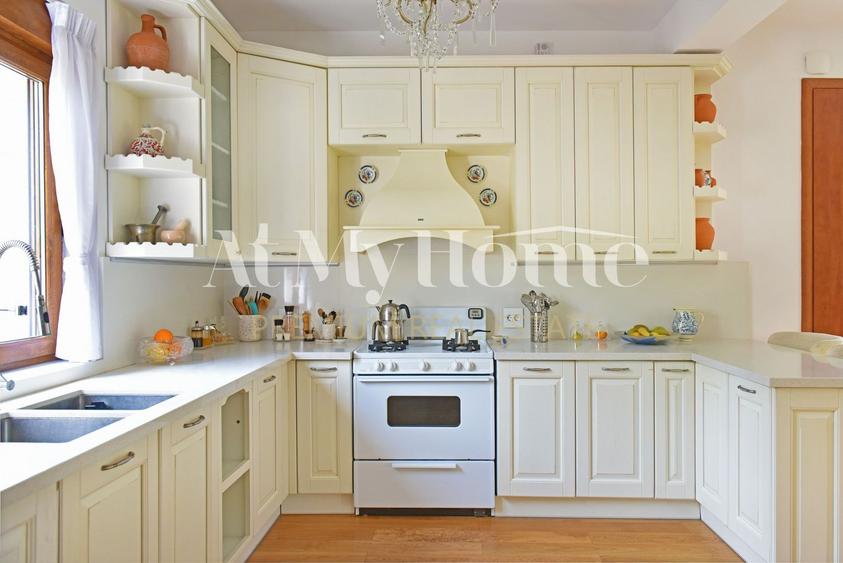 VIla spatioasa cu 6 camere, piscina proprie, 750mp de gradina