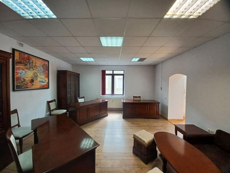 Birou, central, Ady Endre Oradea, 40 mp. 390 E neg. Comision 0
