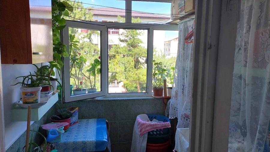 Apartament trei camere renovat, zona Școala 1/8 Sud
