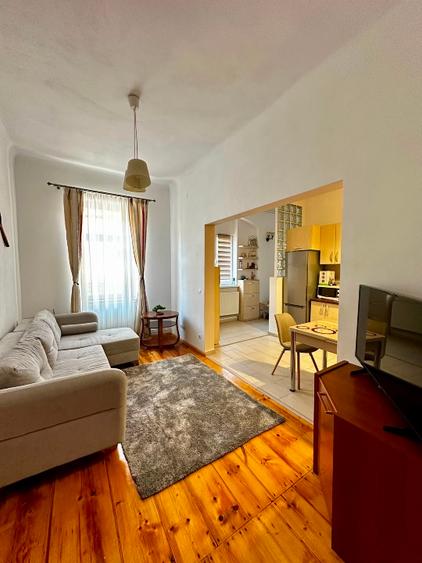 Închiriez apartament 3 camere - zonă ultracentrală