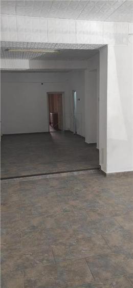Spatiu comercial, zona linistita, 2 intrari, 75 mp, 4 camere