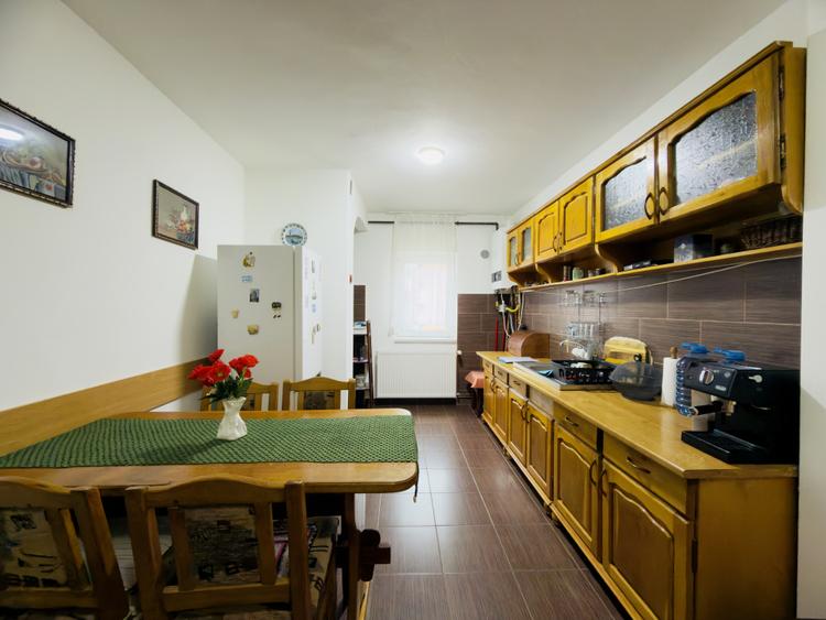 Apartament 4 camere, decomandat, etaj 2, 78mp in Bucovina