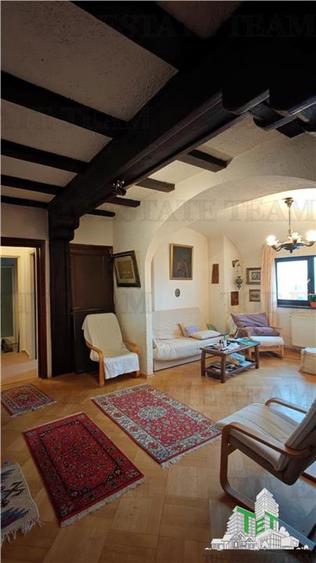 Apartament de 3 camere ultracentral, 2 intrari, lift cu acces privat, pod pentru