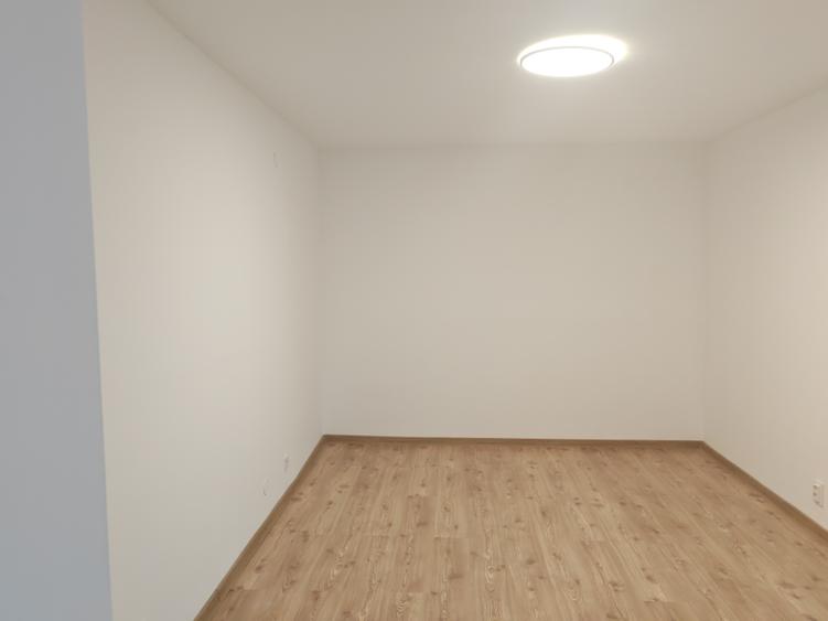 Apartament 3 camere liber la vanzare zona Astra