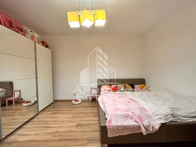 Apartament 3 camere, complet renovat la curte comuna in zona Centrala