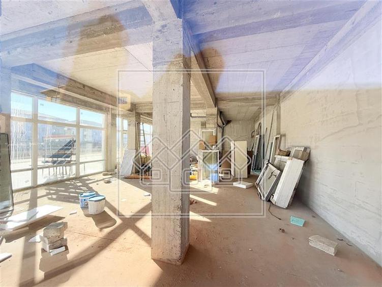 Spatiu comercial in Selimbar - vitrina la strada, terasa - 4 parcari