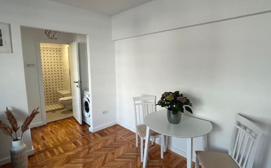 Universitate METROU, et.5/8,mobilat,utilat complet,renovat,amenajat,balcon,AC.