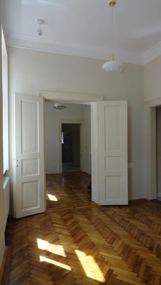 Casa recent renovata  .str. Avram Iancu, curte 300 mp, 3 parcari, zona centrala