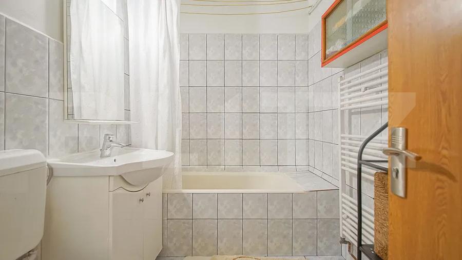 Apartament 3 camere, decomandat cu parcare și beci