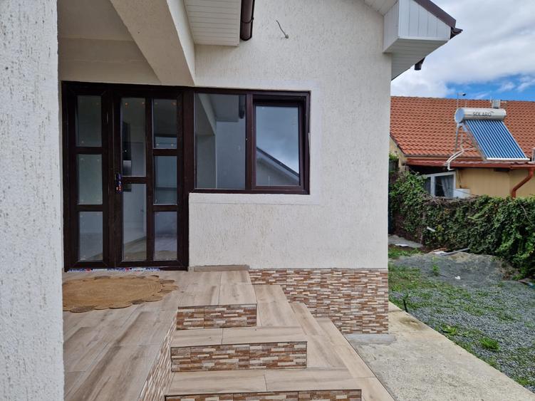 Agenție imobiliară vindem casa la sol cu 4 camere în Năvodari