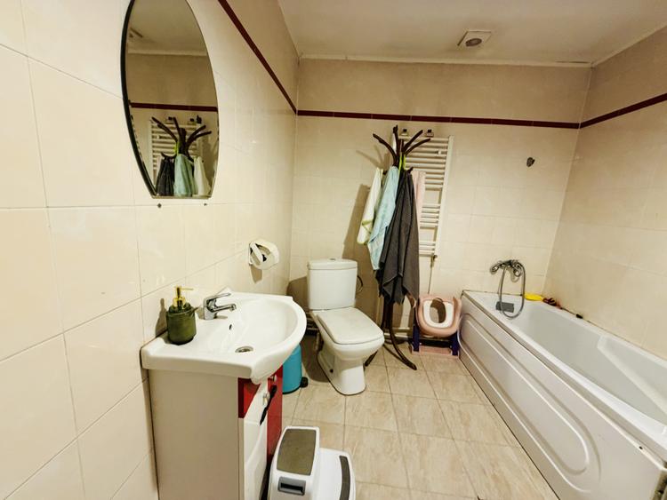 Apartament 3 camere in vila Giulesti zona linistita și curte generoasă etaj 1