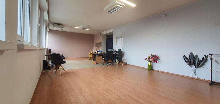 Spatiu comercial pe 2 nivele,spatii depozitare + parcari, in zona foarte buna!