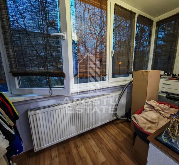 Apartament de vanzare cu 3 camere, 2 bai, etajul 2, zona Lipovei