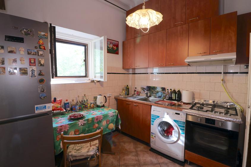 Apartament interbelic cu 3 camere și garaj în Piața Romană – ASE