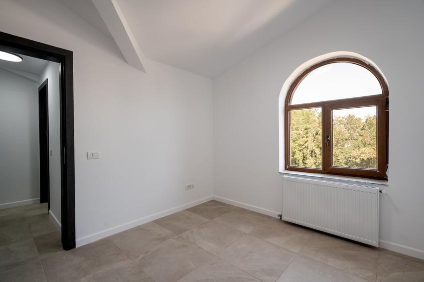 Otopeni central - Calea Bucurestilor (DN1) vila P+2 cu 7 camere 6 bai, parcare