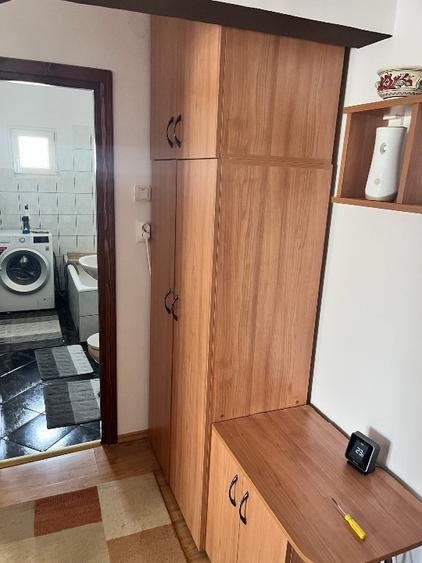 Apartament cu trei camere de închiriat