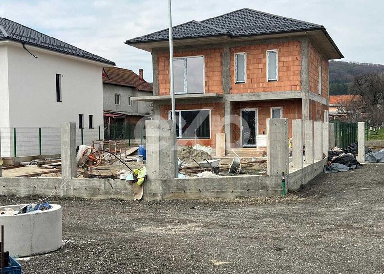 Case 4 camere + mansardă | 130 mp utili | teren 460 mp | Curtea de Argeș