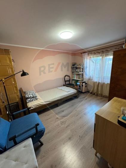Casă / Vilă nouă cu 5 camere + casă bătranească renovată