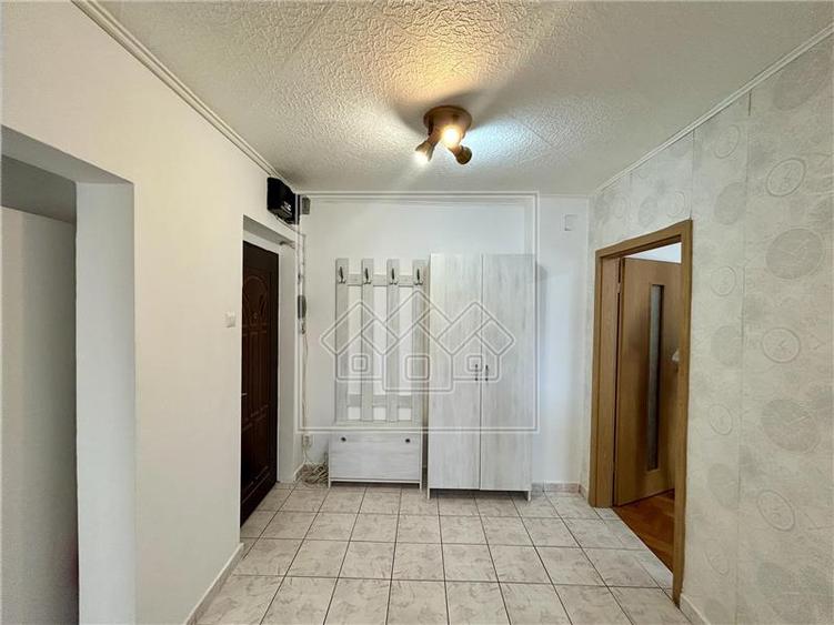 Apartament 2 camere, decomandat, la cheie, zona buna