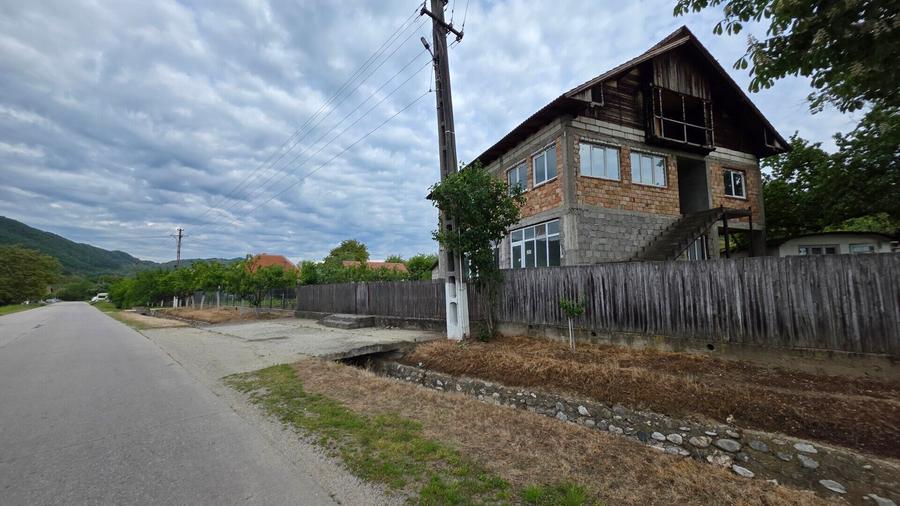 CASA/SPATIU COMERCIAL - GENUNENI