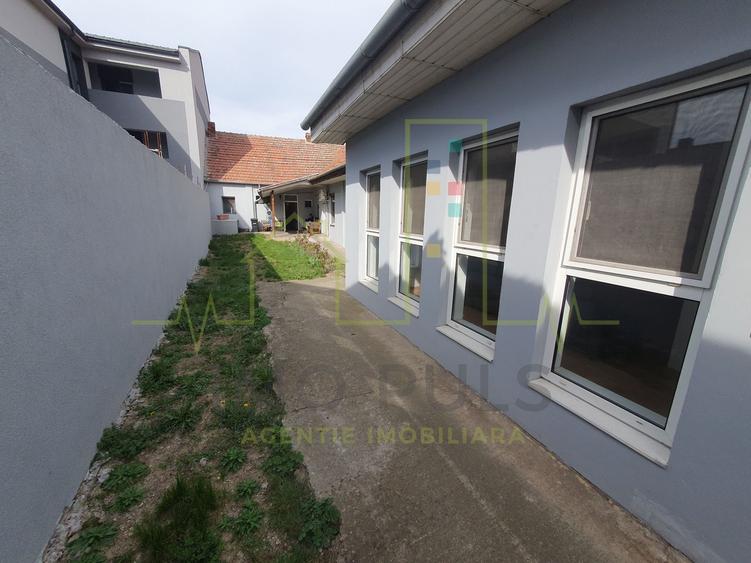 Casa individuala. 2 fronturi de pe 2 strazi (fata-spate)