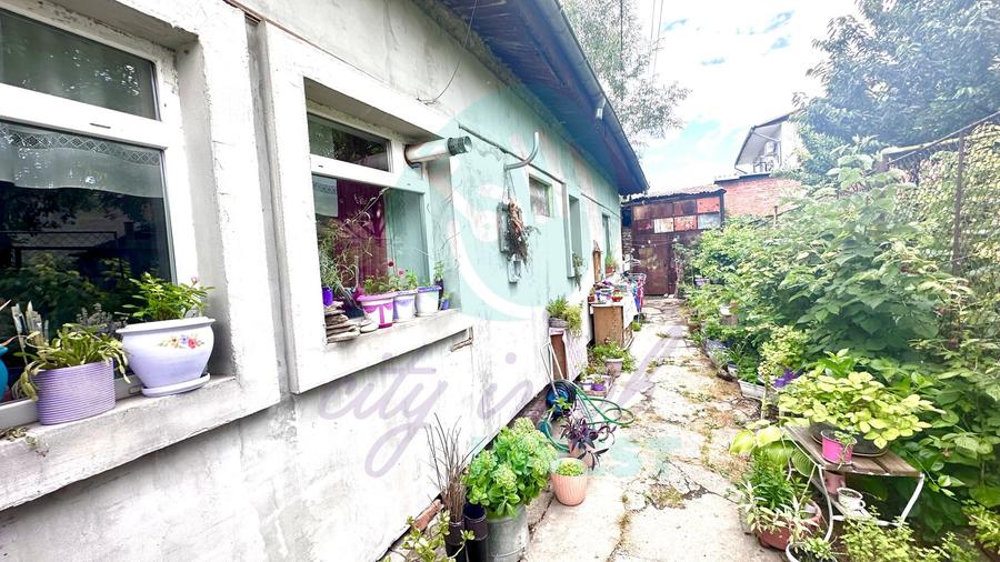 Teren de 250 mp cu casa - la o distanta de 7 minute de statia de metrou
