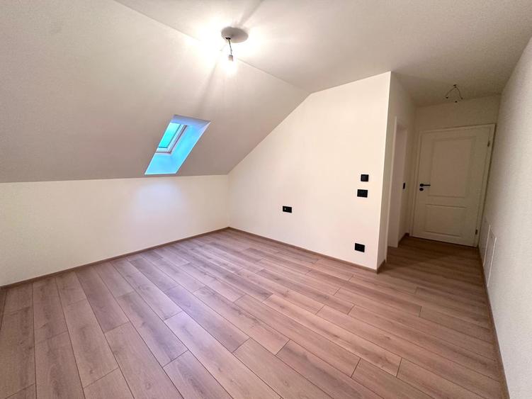 Duplex despartit prin camera tehnica- 5 dormitoare si 3 bai - Mosnita Noua