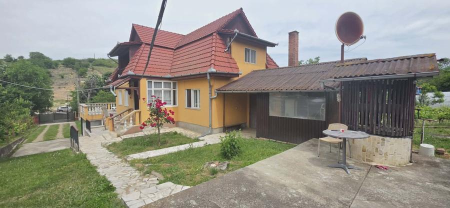 Casă cu teren 3.000 mp de vânzare, str. Adevărului-CV0529