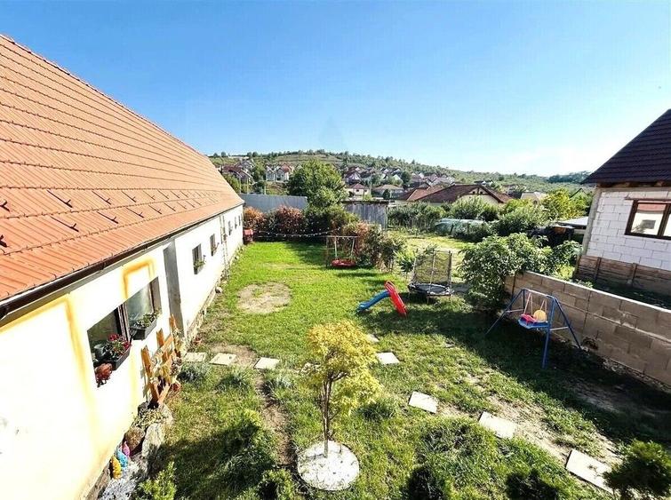 Casă 180 mp utili teren 710 mp panouri solare si hala in Sura Mare