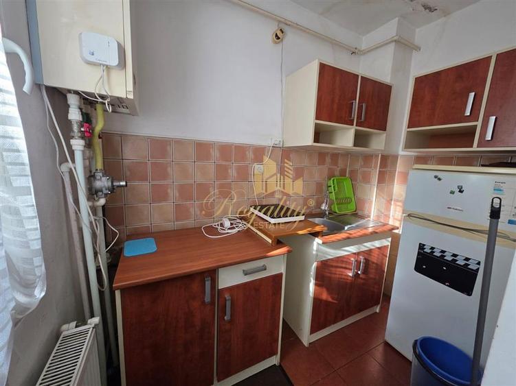 Apartament 1 camera, centrala proprie, etaj 1 - Zona Complexului Studentesc
