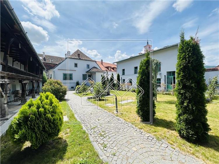 Casa cu 6 apartamente + gradina - pretabil investitii
